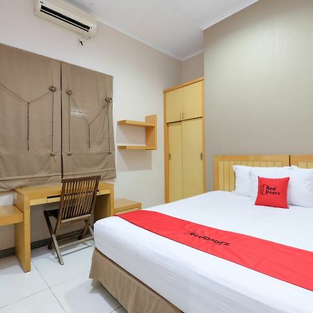 Reddoorz Plus Near Simpang Lima Semarang Buitenkant foto
