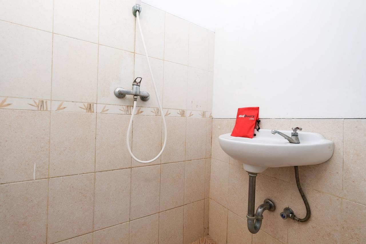Reddoorz Plus Near Simpang Lima Semarang Buitenkant foto