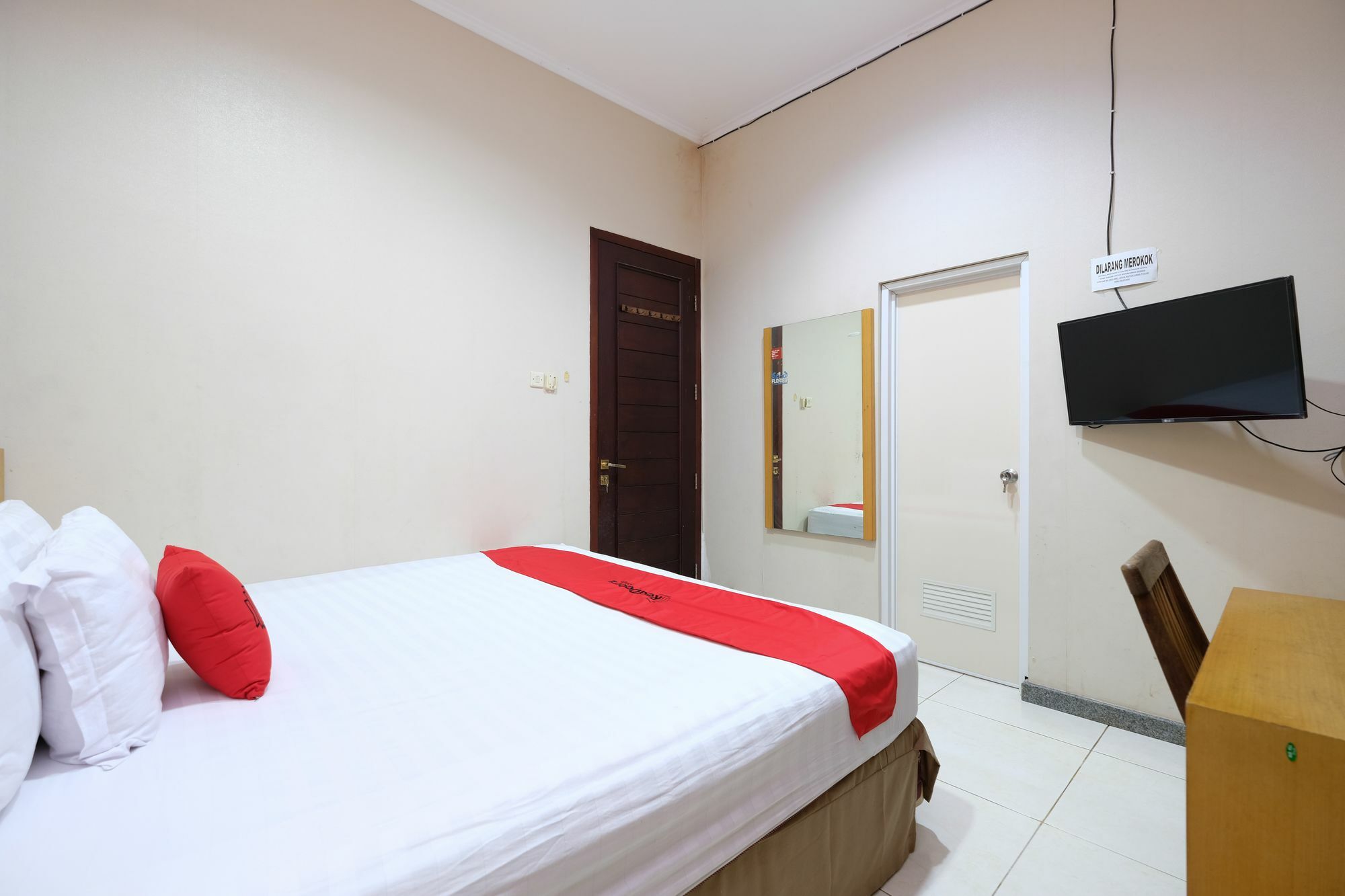 Reddoorz Plus Near Simpang Lima Semarang Buitenkant foto