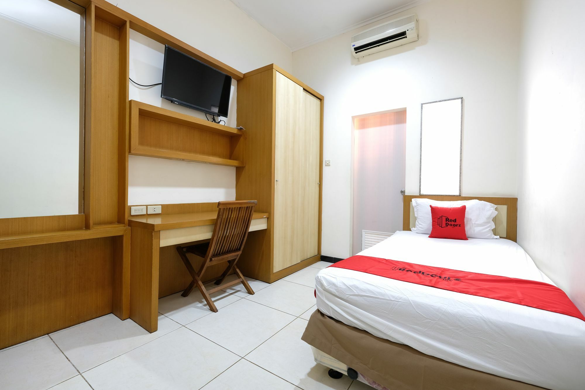 Reddoorz Plus Near Simpang Lima Semarang Buitenkant foto