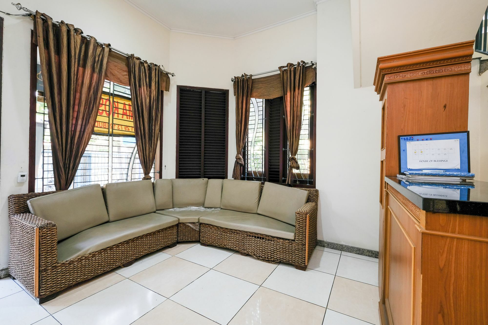 Reddoorz Plus Near Simpang Lima Semarang Buitenkant foto