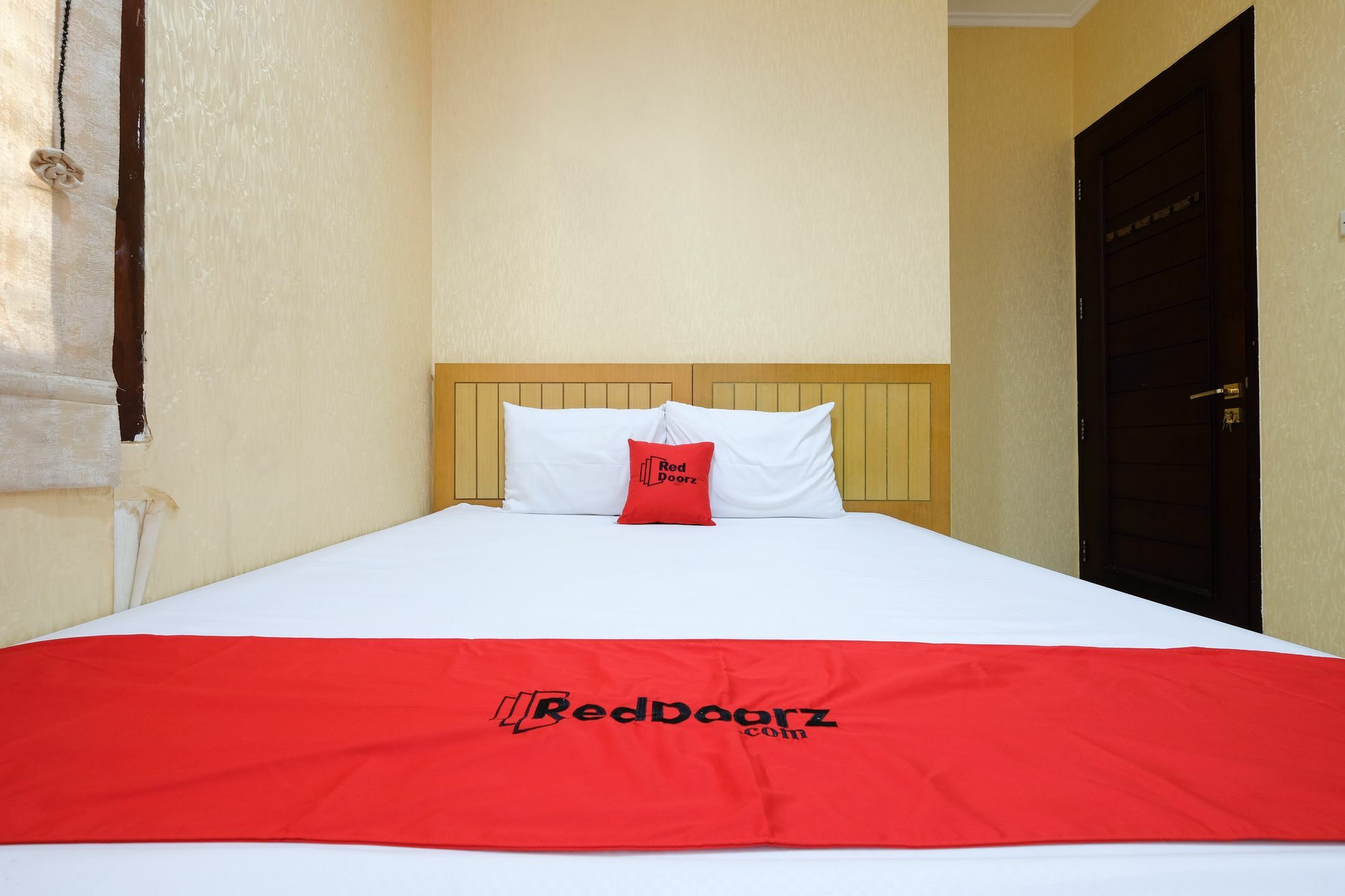 Reddoorz Plus Near Simpang Lima Semarang Buitenkant foto
