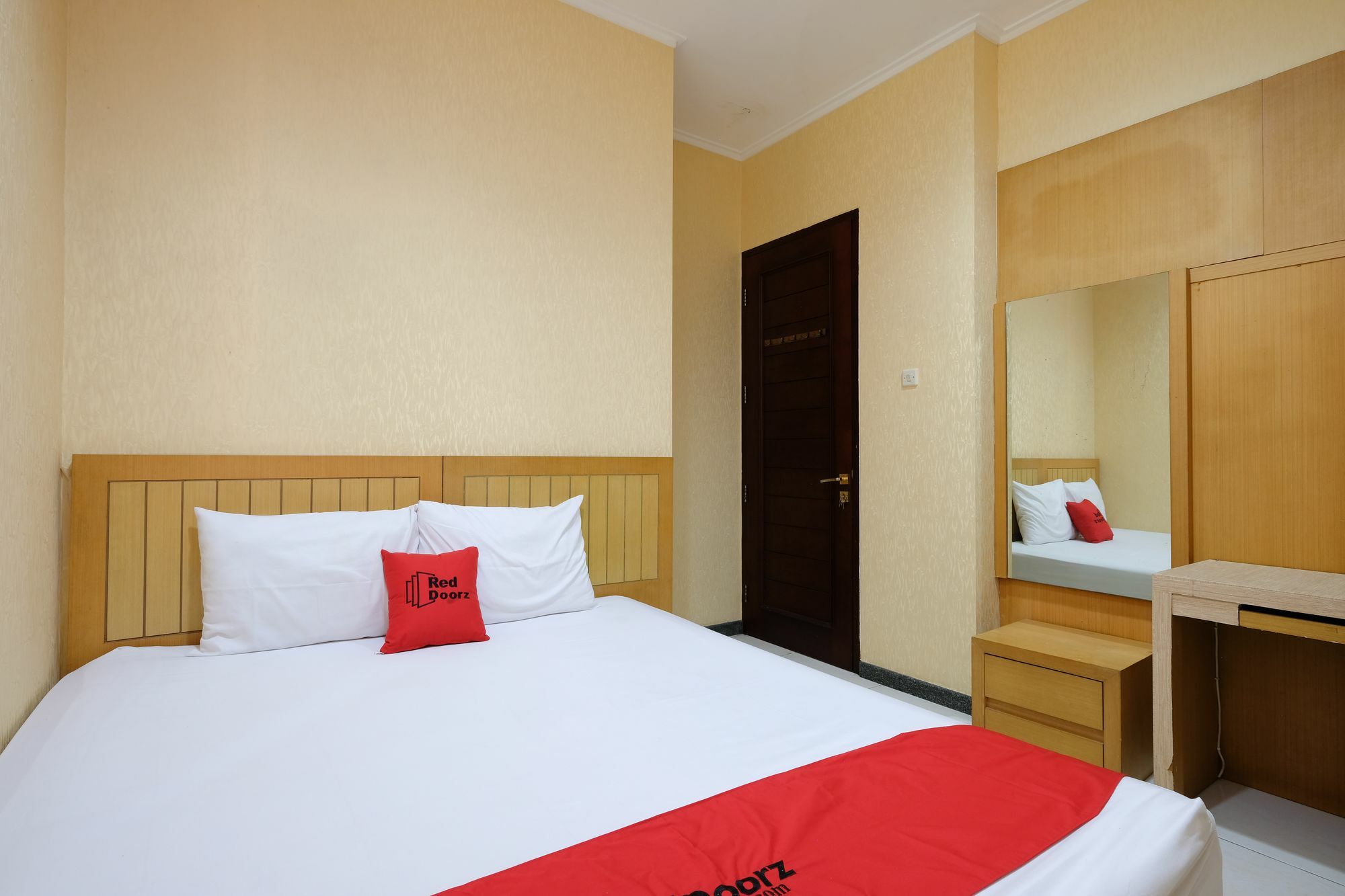 Reddoorz Plus Near Simpang Lima Semarang Buitenkant foto