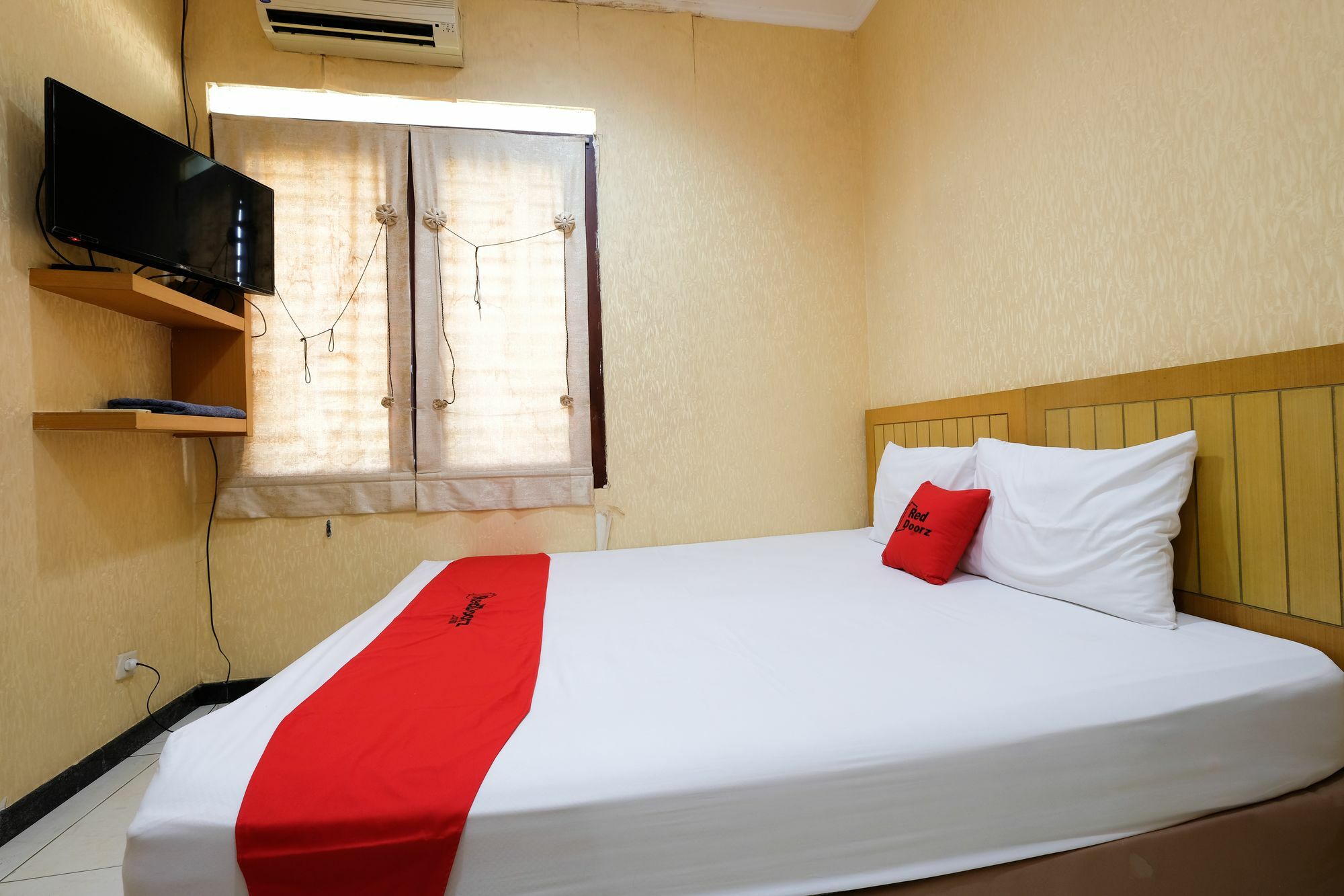 Reddoorz Plus Near Simpang Lima Semarang Buitenkant foto