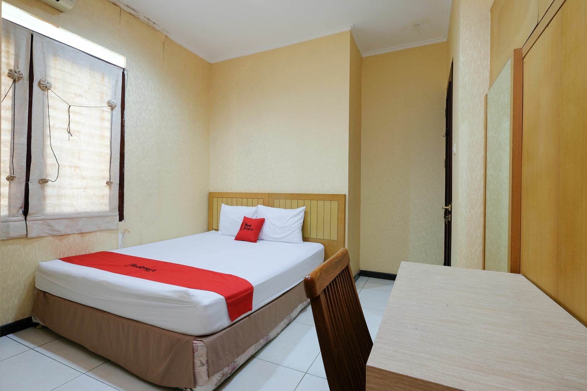 Reddoorz Plus Near Simpang Lima Semarang Buitenkant foto