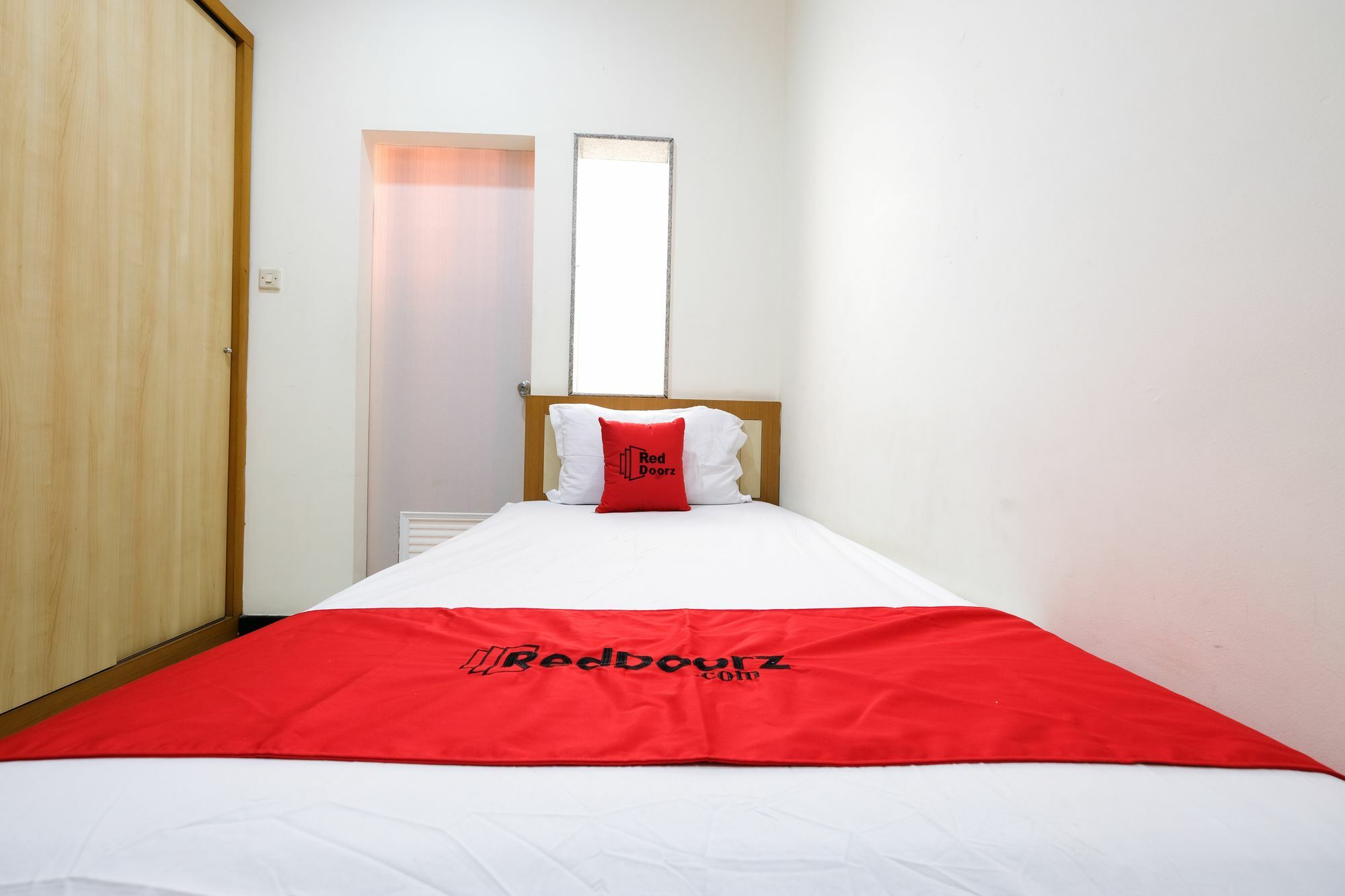 Reddoorz Plus Near Simpang Lima Semarang Buitenkant foto