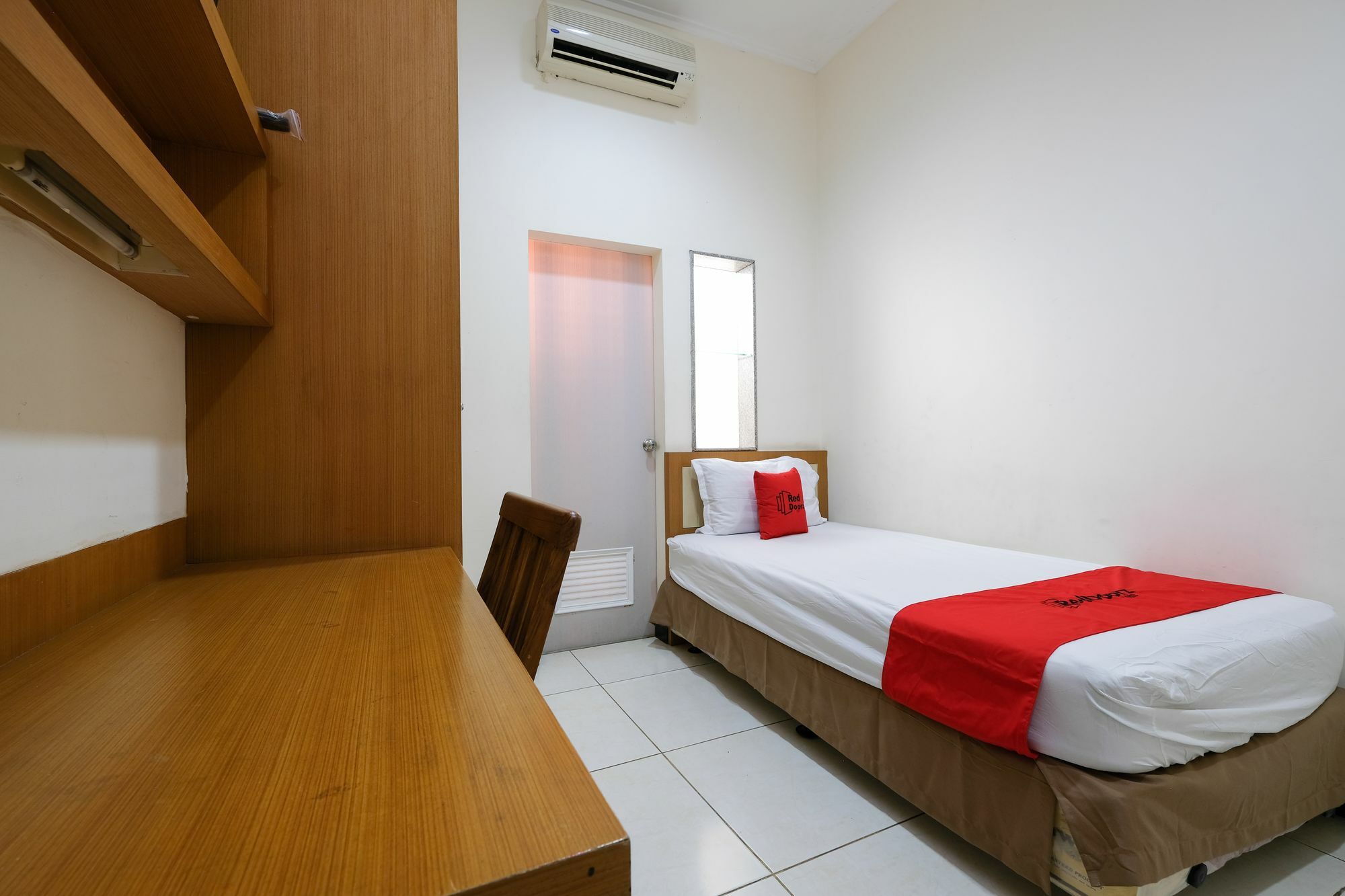 Reddoorz Plus Near Simpang Lima Semarang Buitenkant foto