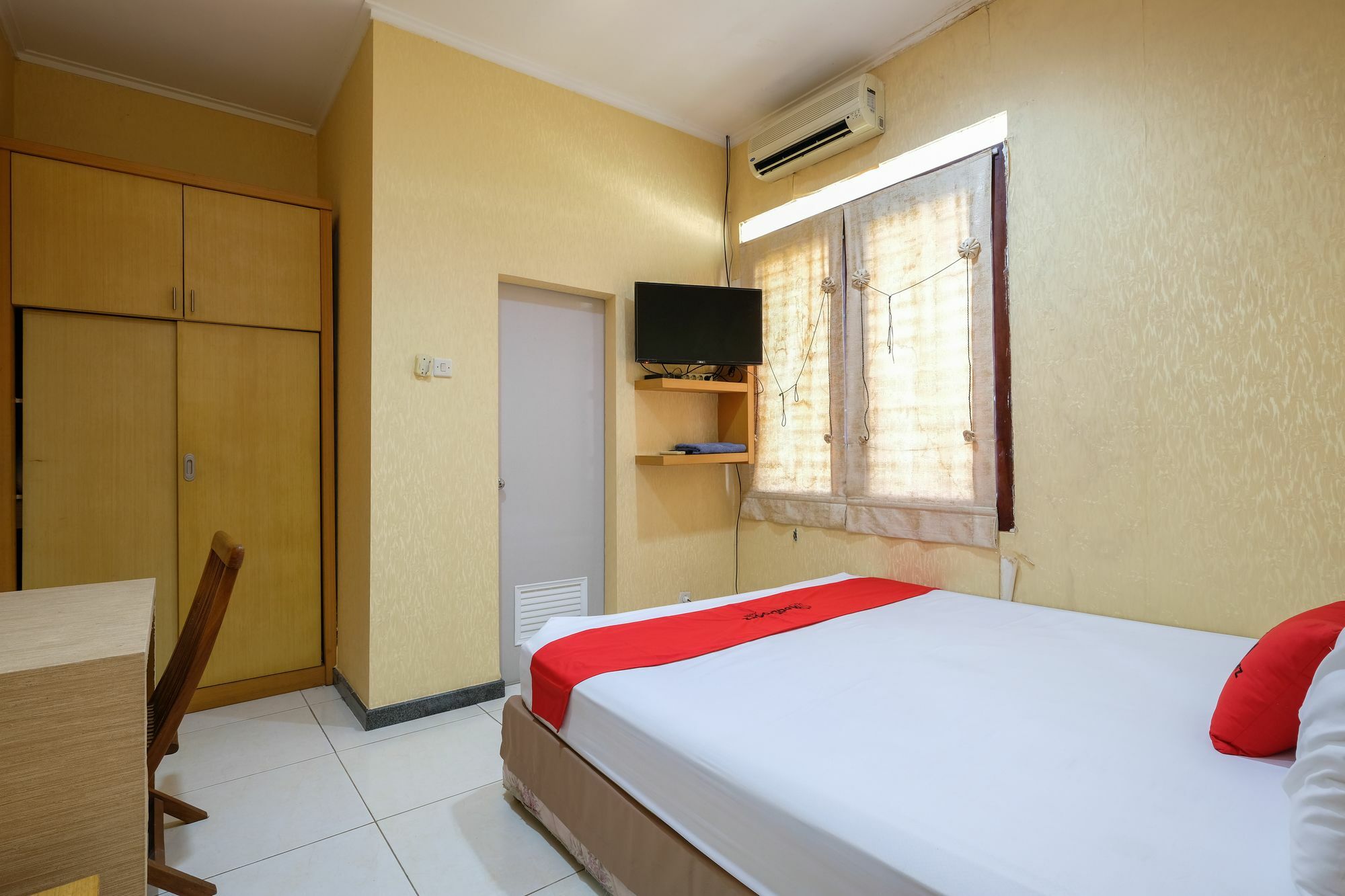 Reddoorz Plus Near Simpang Lima Semarang Buitenkant foto