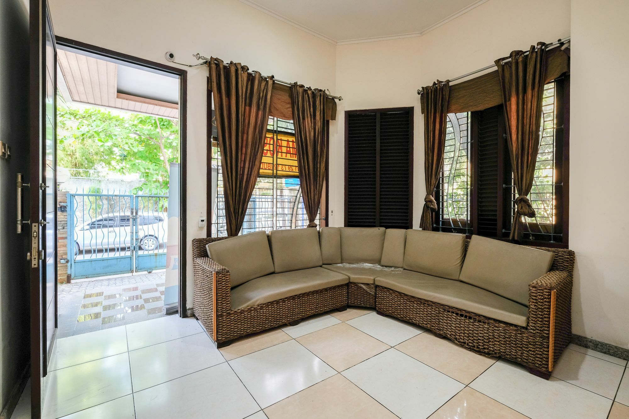 Reddoorz Plus Near Simpang Lima Semarang Buitenkant foto